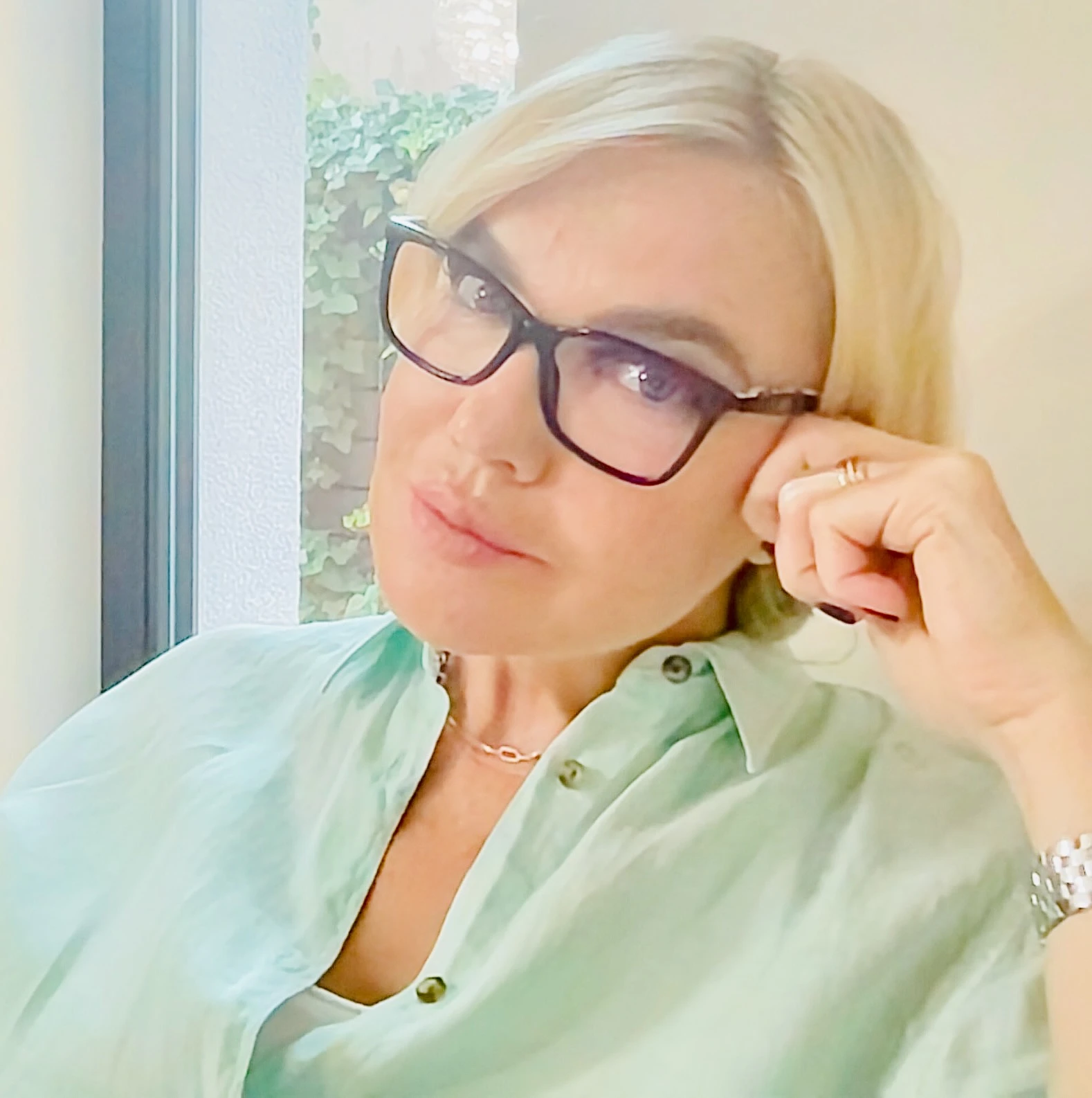 Olivia Carp, psiholog clinician si psihoterapeut, in cabinetul din Bucuresti